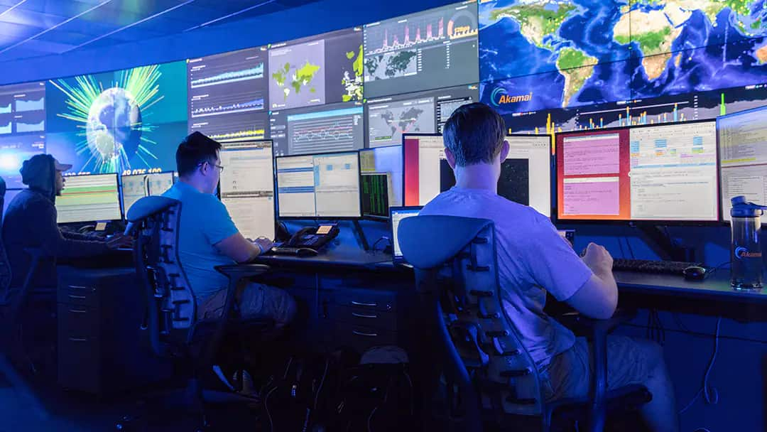 Abbildung eines Teams von Sicherheitsexperten, die im Security Operations Command Center von Akamai arbeiten