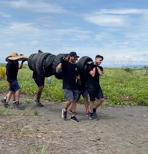 Akamai volunteers working together