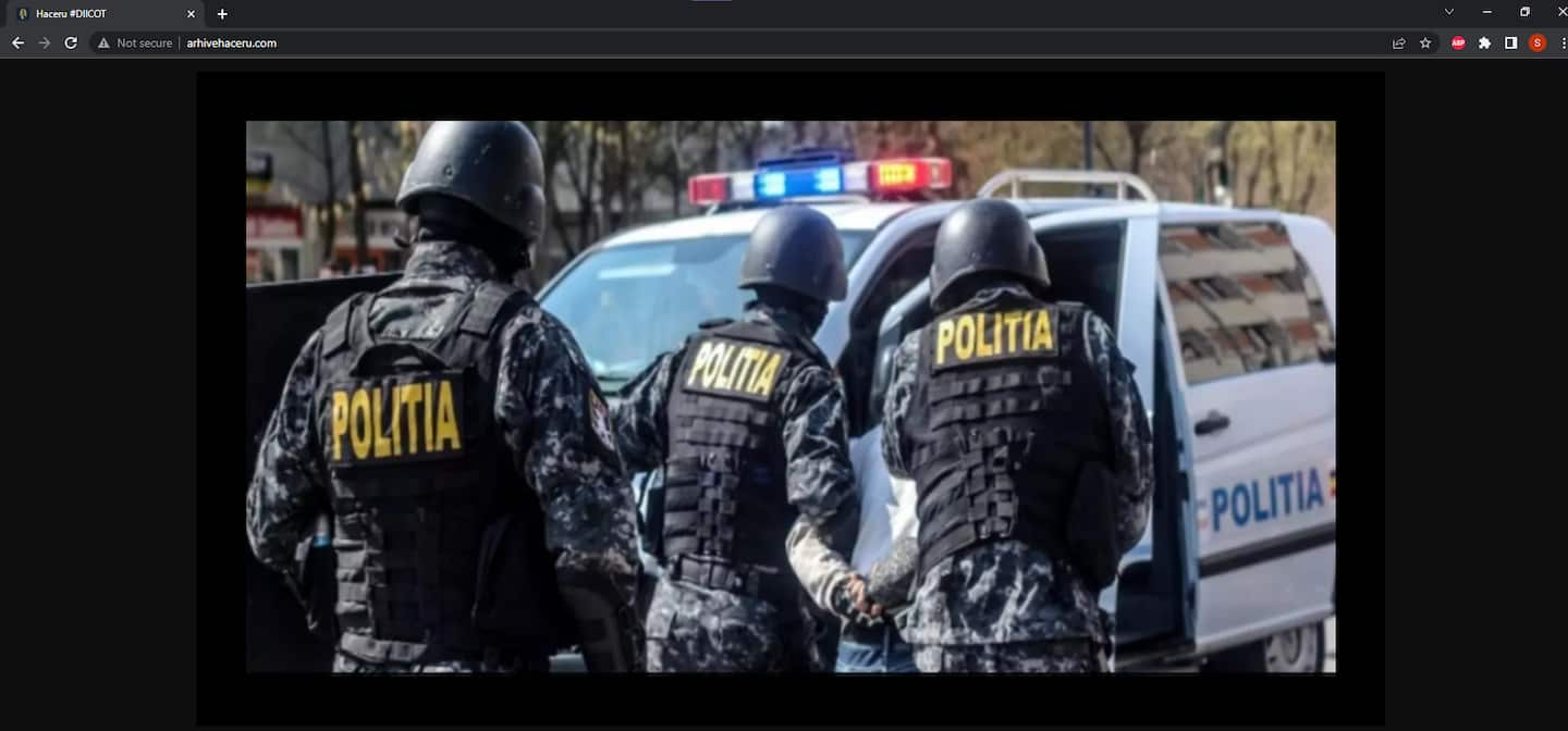 La página web del dominio malicioso del atacante. La página web se titula "Haceru #DIICOT" y tiene una sola imagen de la policía rumana o del equipo SWAT