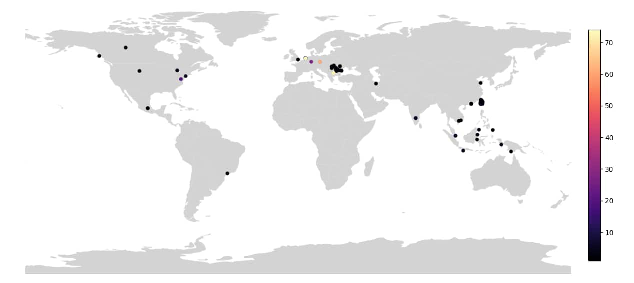 mapa del mundo con la geoubicación del atacante marcada, con clasificación de colores según la cantidad de actividad registrada de cada IP, desde 1 incidente hasta un máximo de aproximadamente 80. Vemos lotes de varias IP con una pequeña cantidad de incidentes en las regiones APJ, Europa del Este y Norteamérica. En Europa Occidental hay algunos puntos de alta actividad.